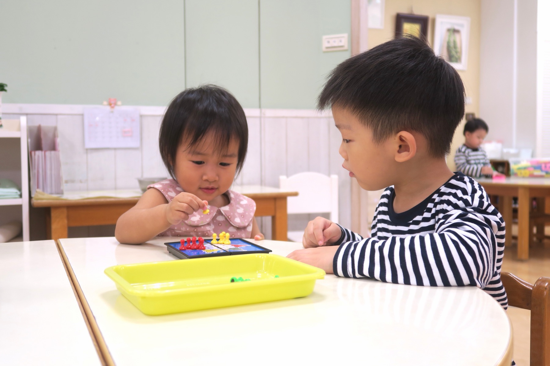 孩子在教室裡練習生活與操作活動
