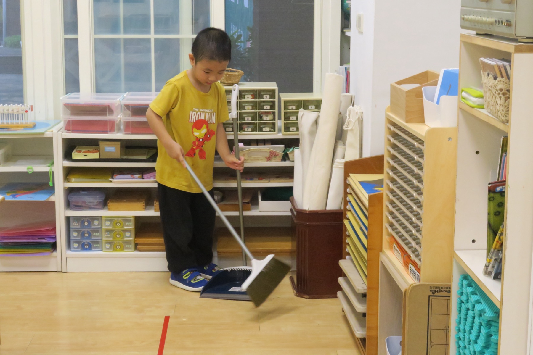 孩子透過實際操作練習整理環境與生活自理