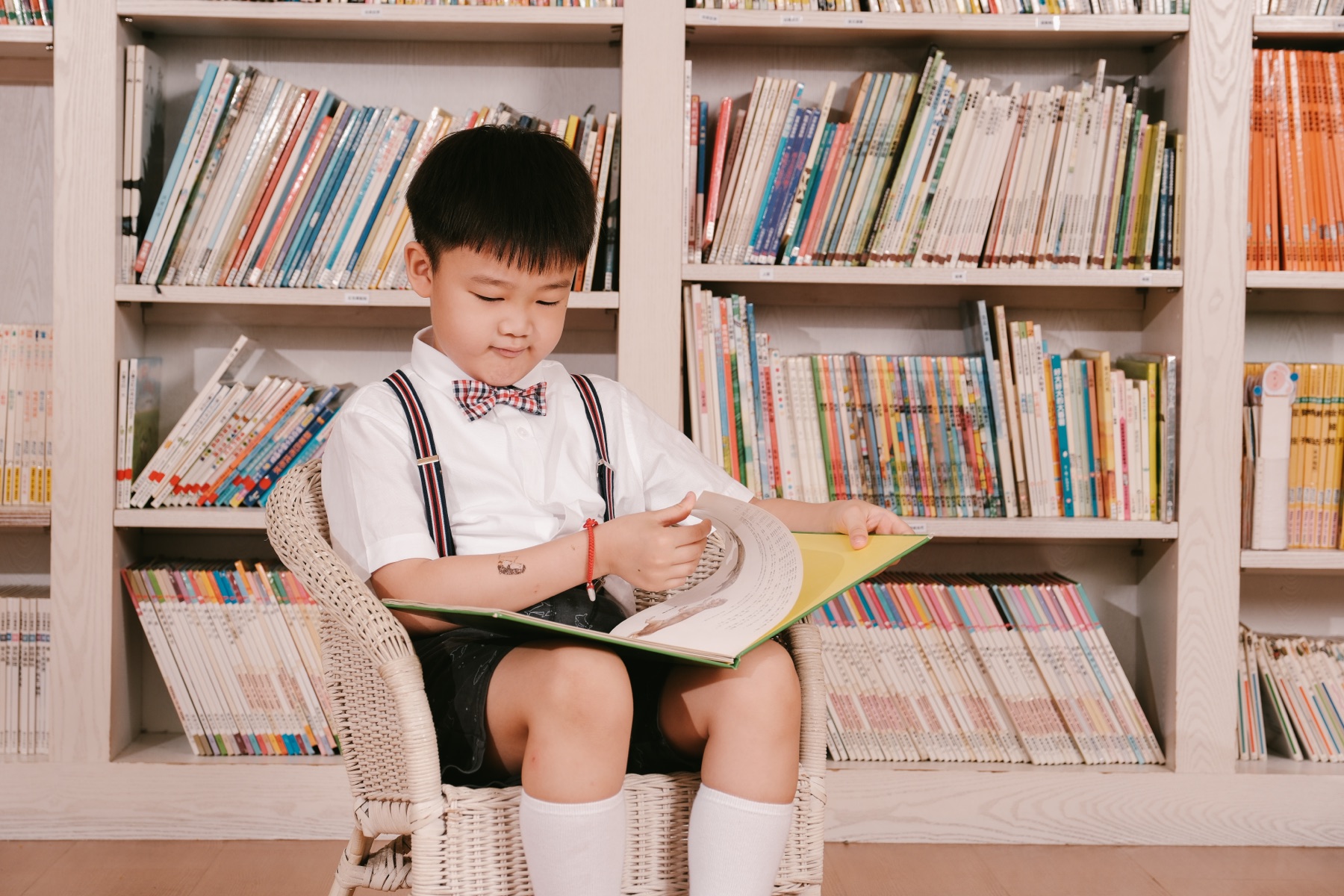 孩子在閱讀角專注翻閱圖書