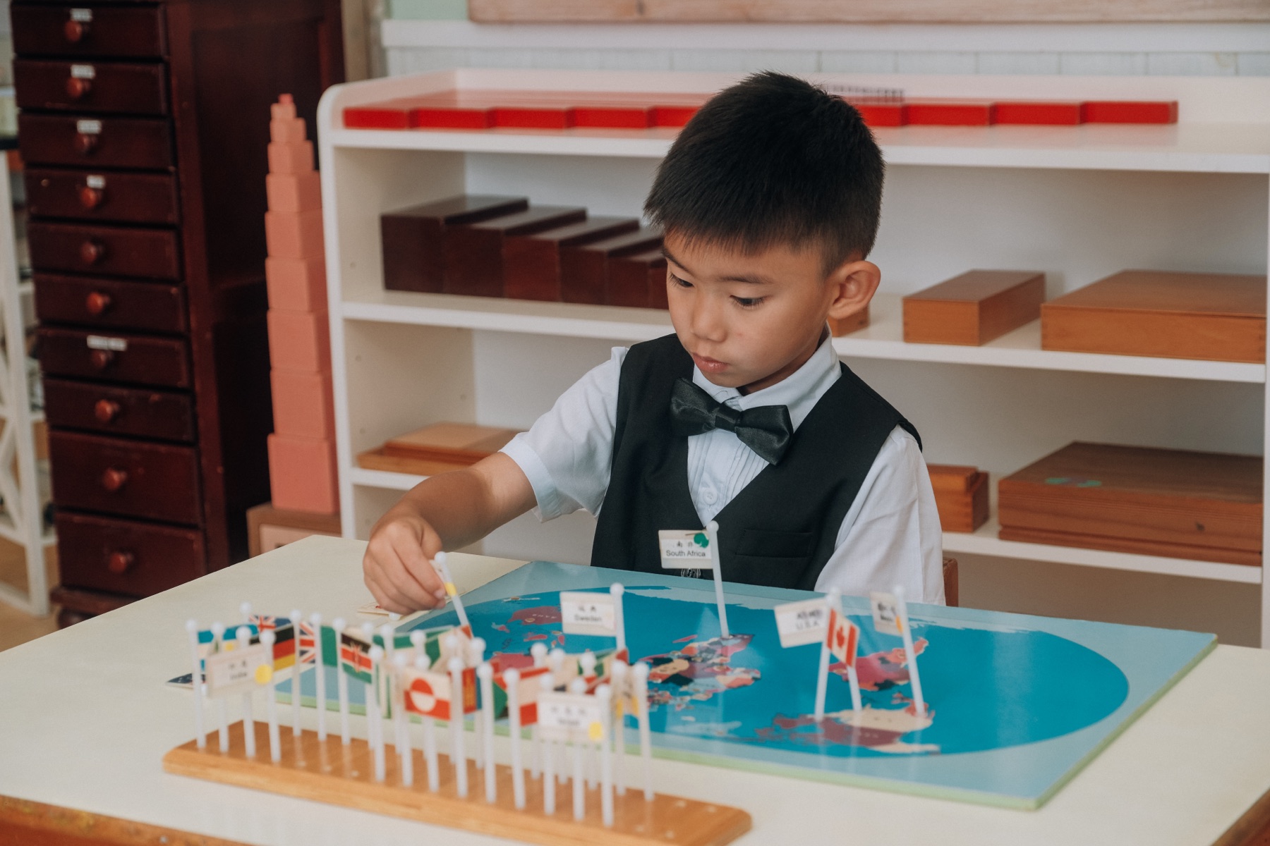 孩子專注探索教室中的學習材料