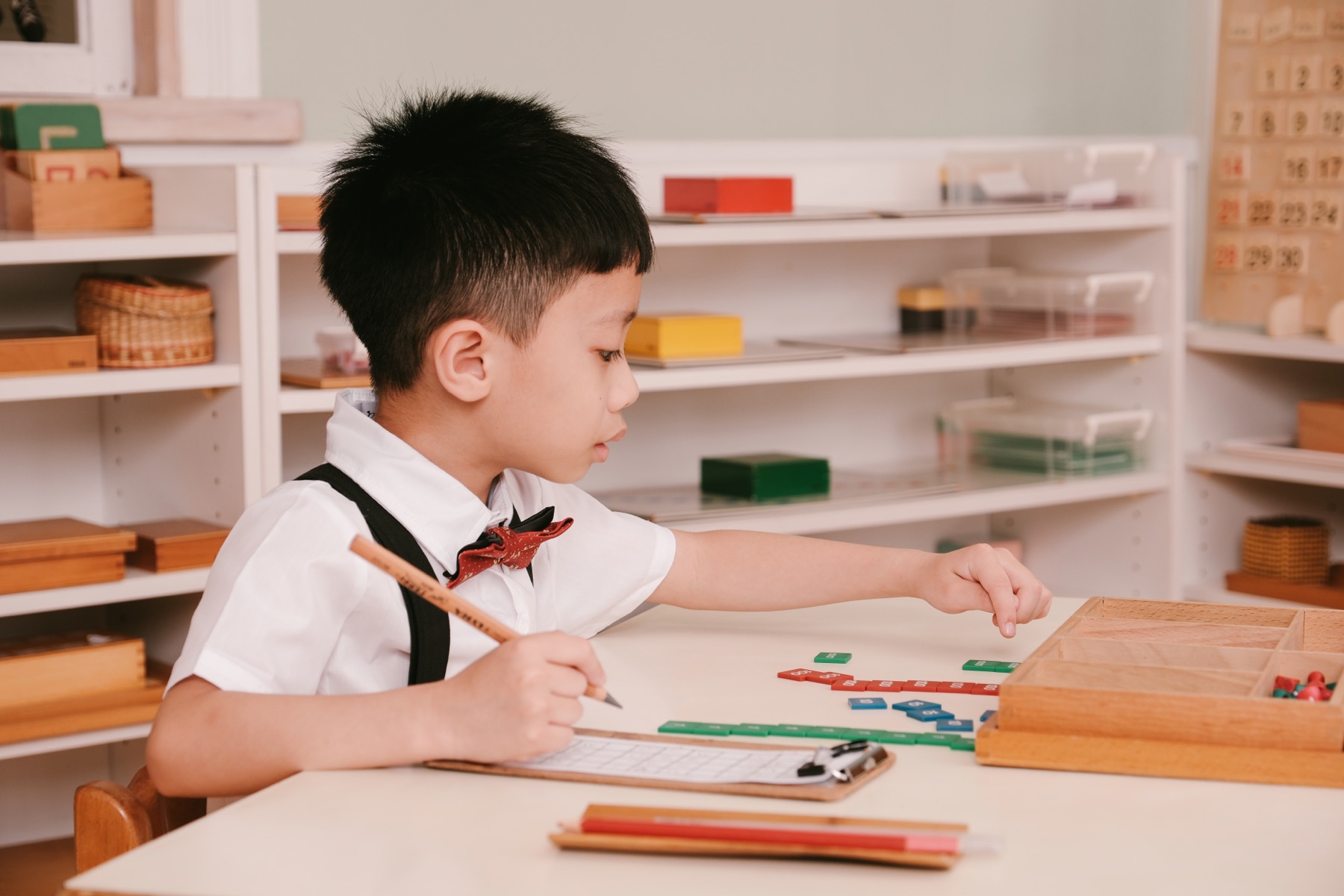 孩子練習書寫與手部操作