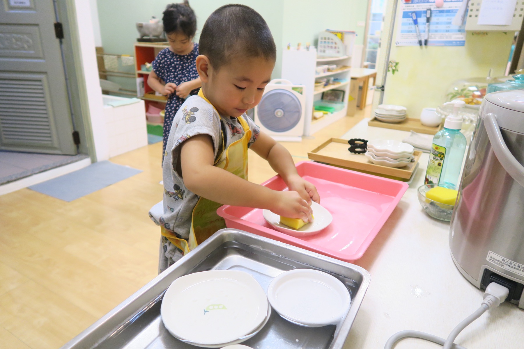 孩子在蒙特梭利教室練習準備食材與餐點
