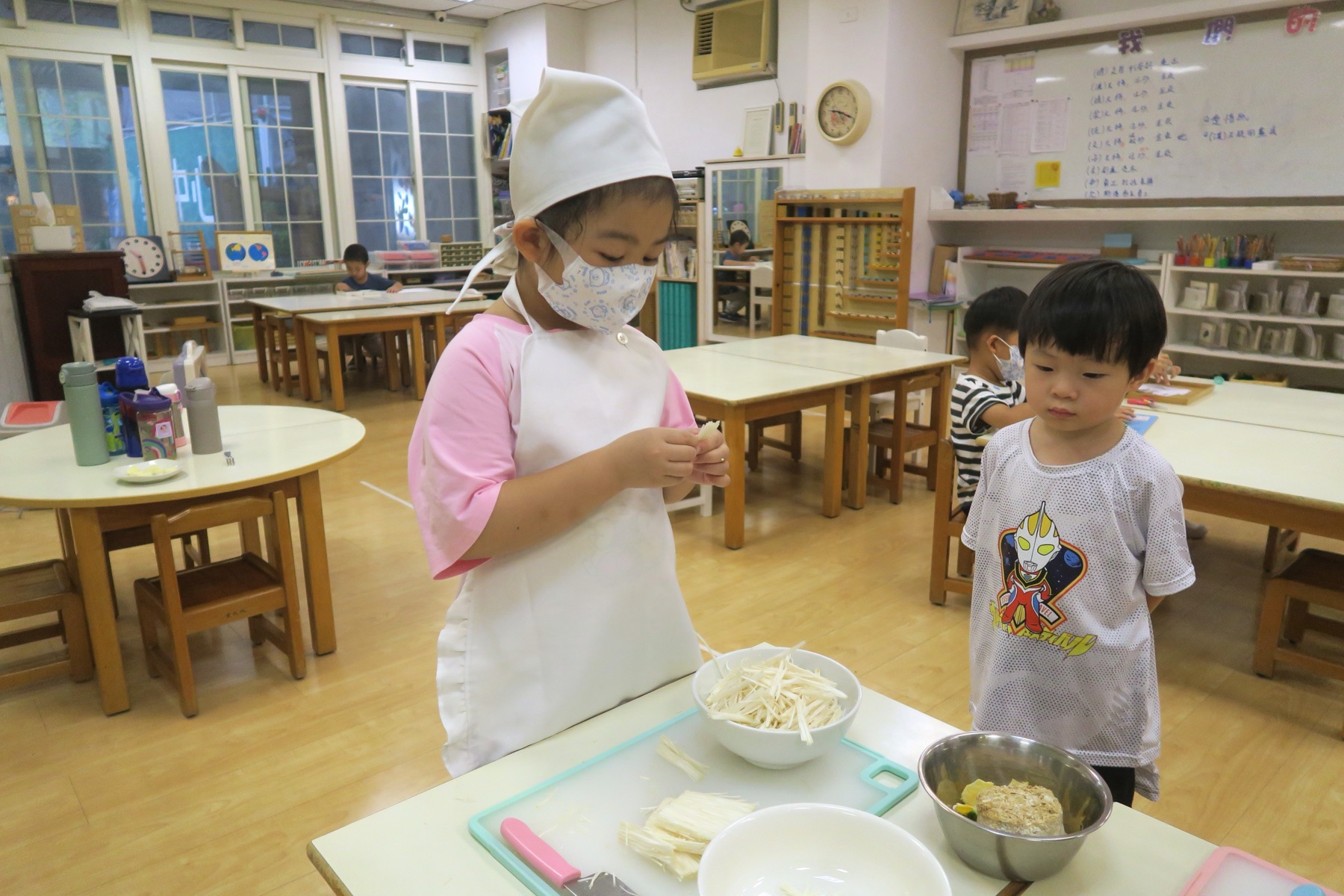 孩子在蒙特梭利教室練習準備食材與餐點