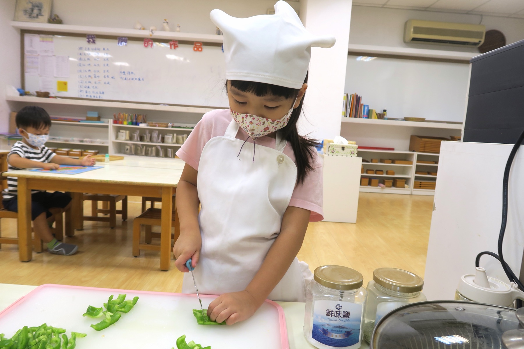 孩子在蒙特梭利教室練習準備食材與餐點