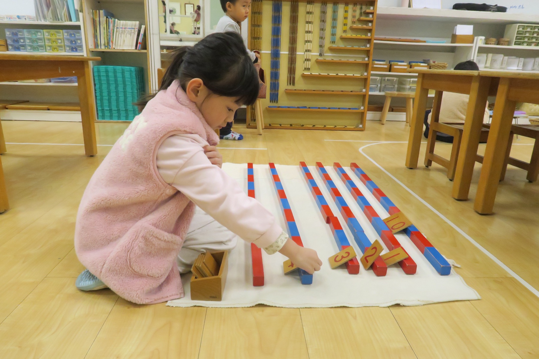 孩子在有秩序的學習環境中專心操作教具