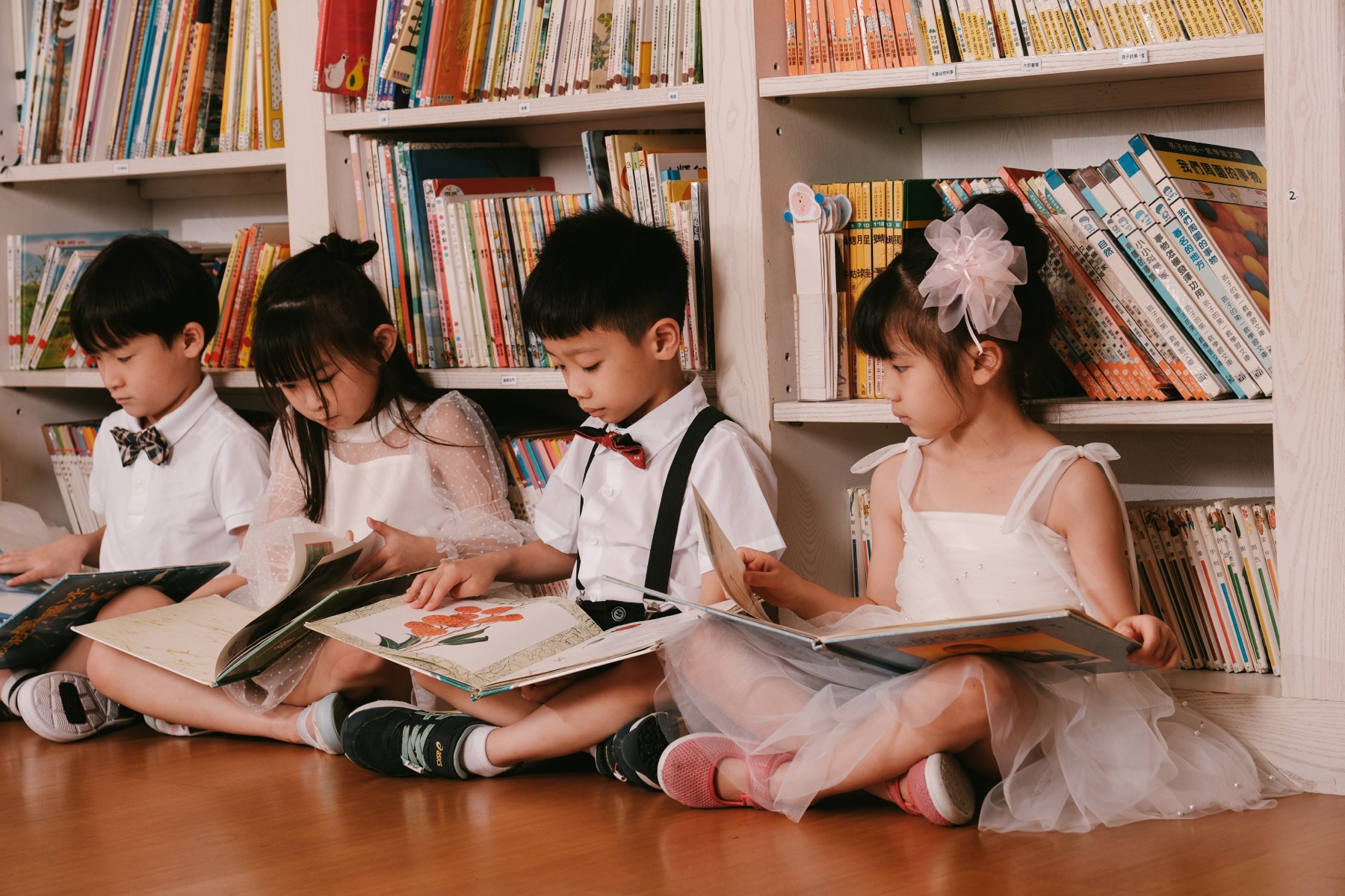 孩子們一起閱讀並分享發現