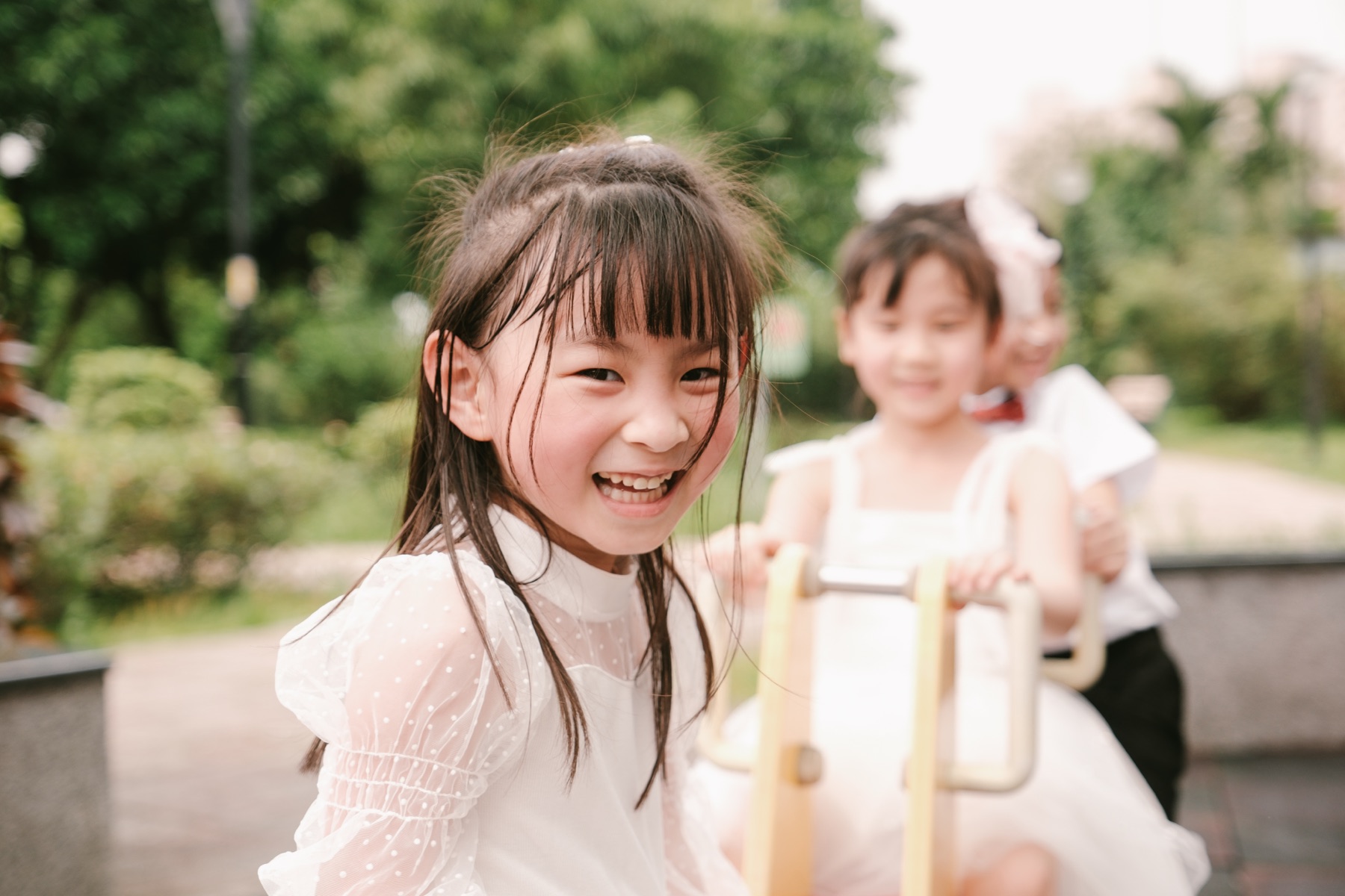 孩子在戶外活動中自在探索