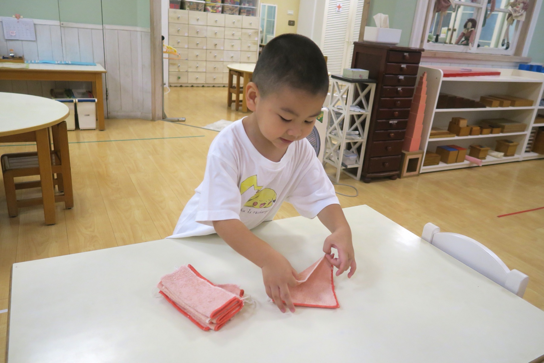 孩子透過實際操作練習整理環境與生活自理