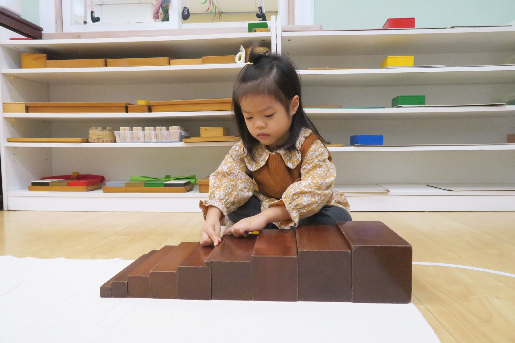 孩子在有秩序的學習環境中專心操作教具