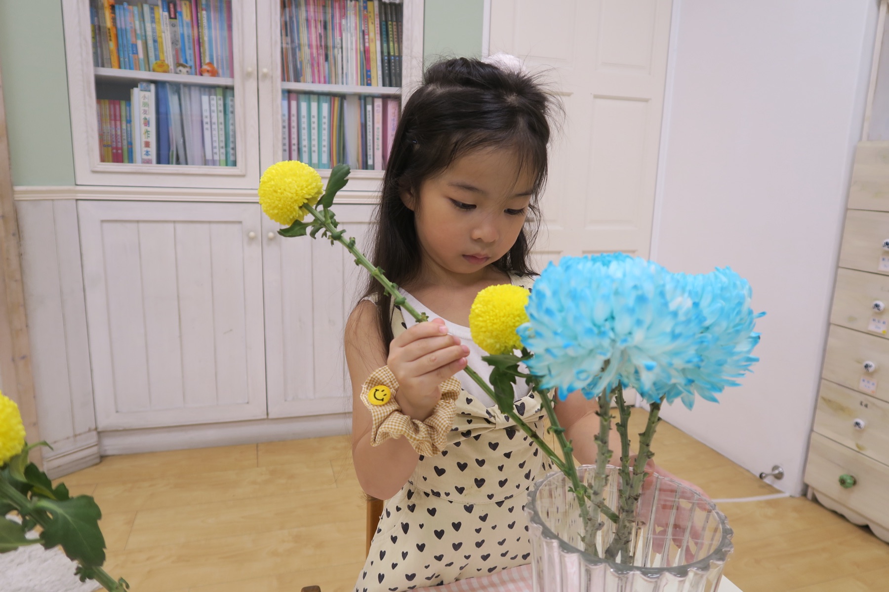 孩子透過實際操作練習整理環境與生活自理