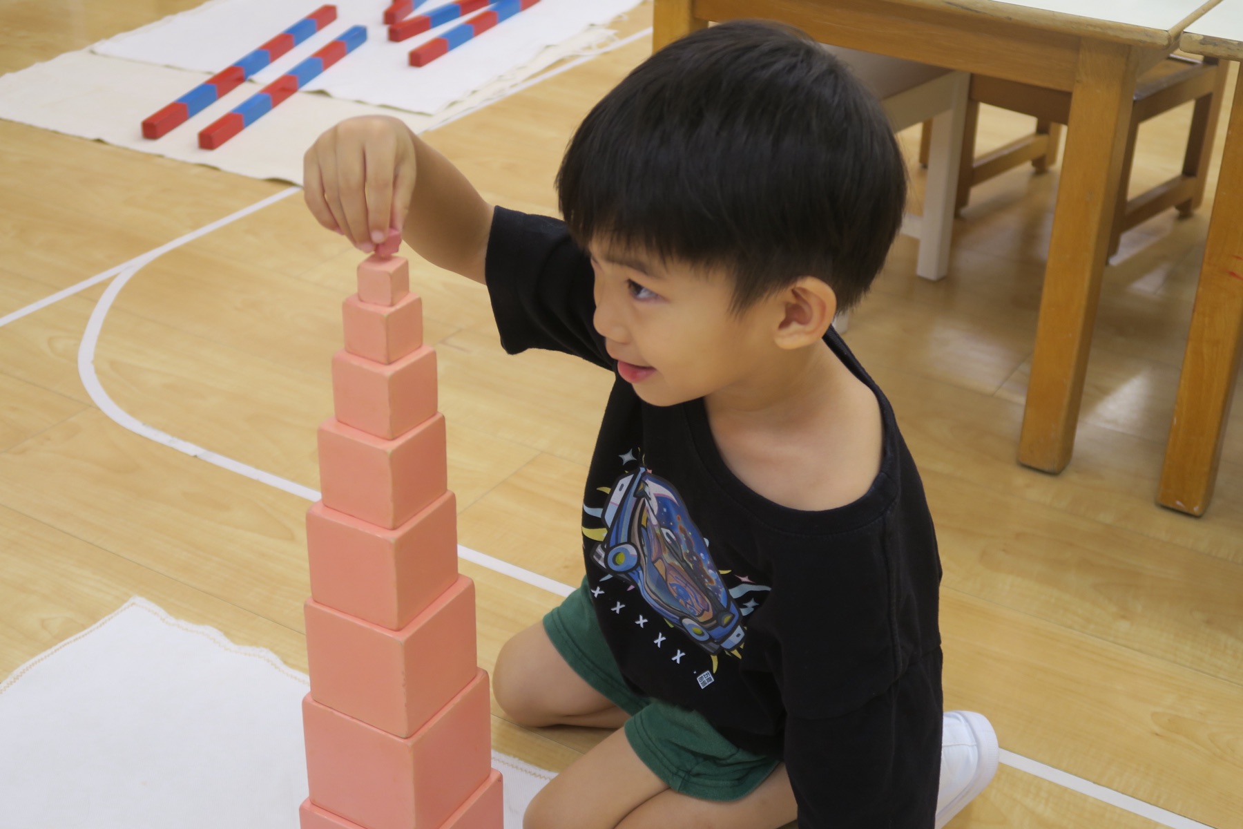 孩子在有秩序的學習環境中專心操作教具