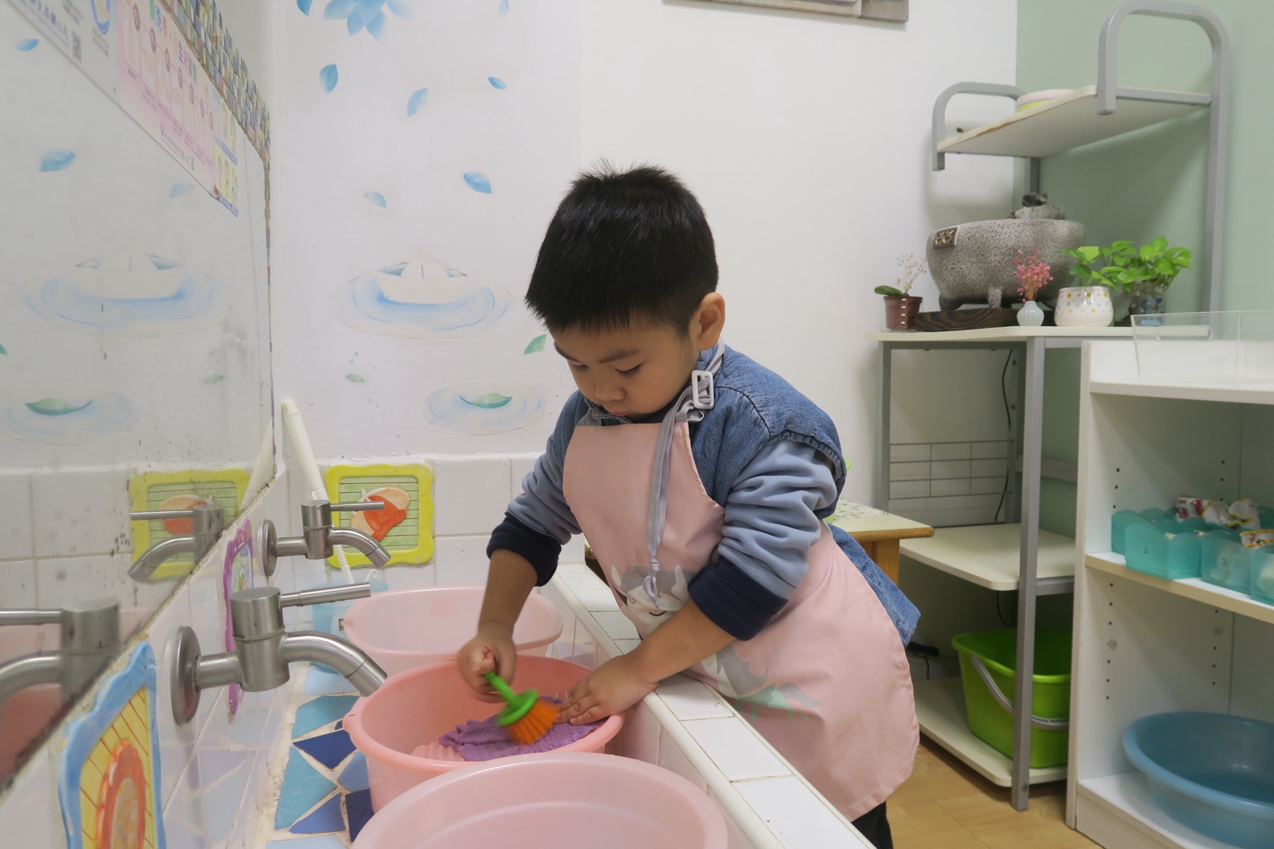 孩子透過實際操作練習整理環境與生活自理