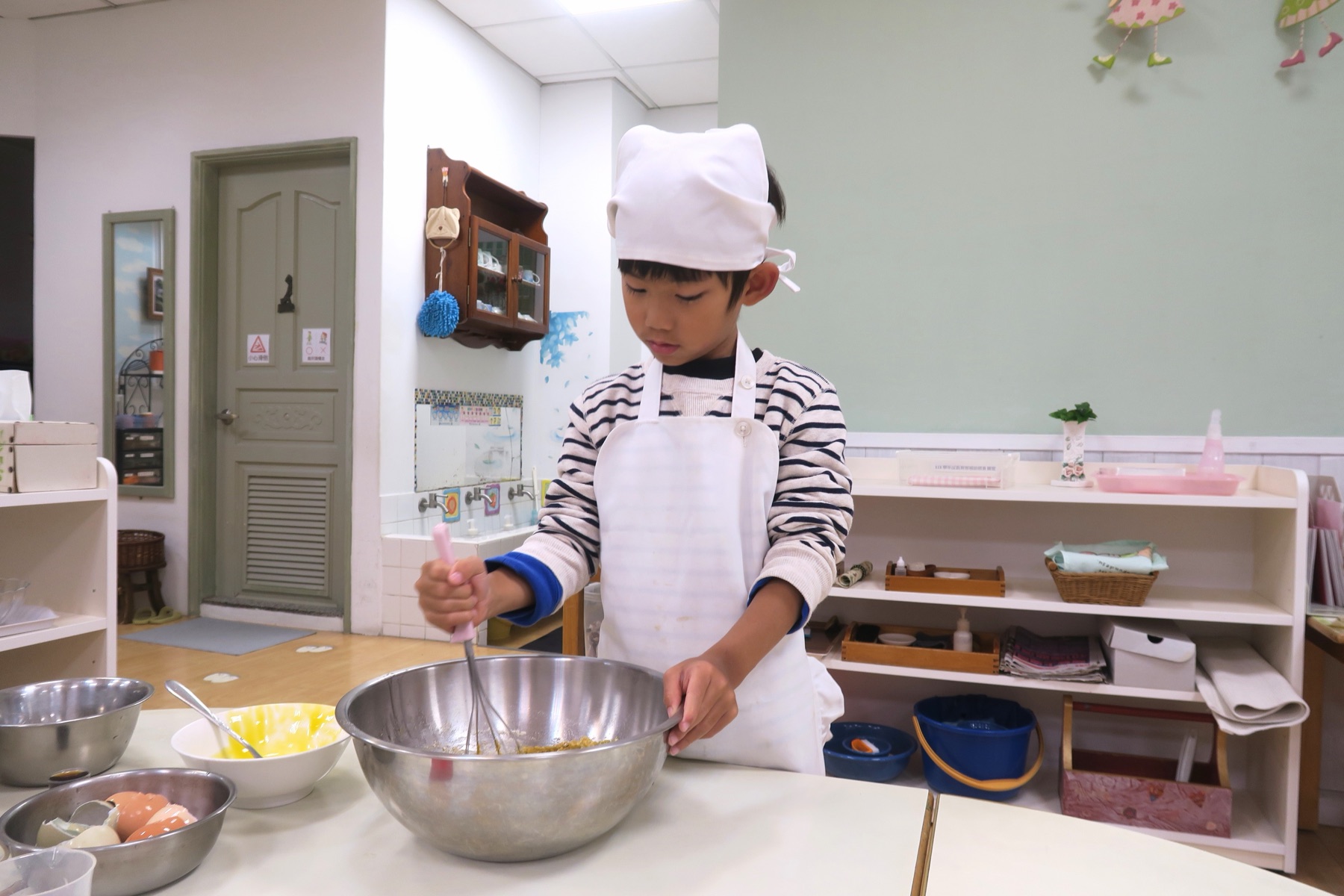 孩子在蒙特梭利教室練習準備食材與餐點