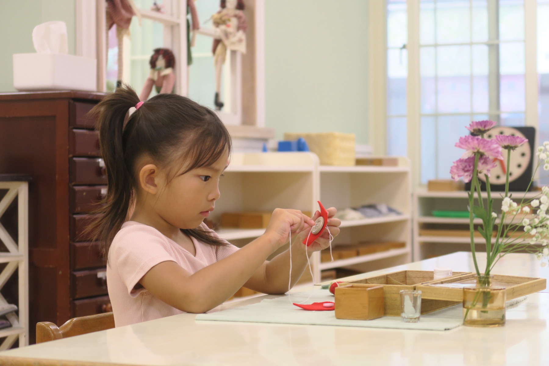 孩子在有秩序的學習環境中專心操作教具