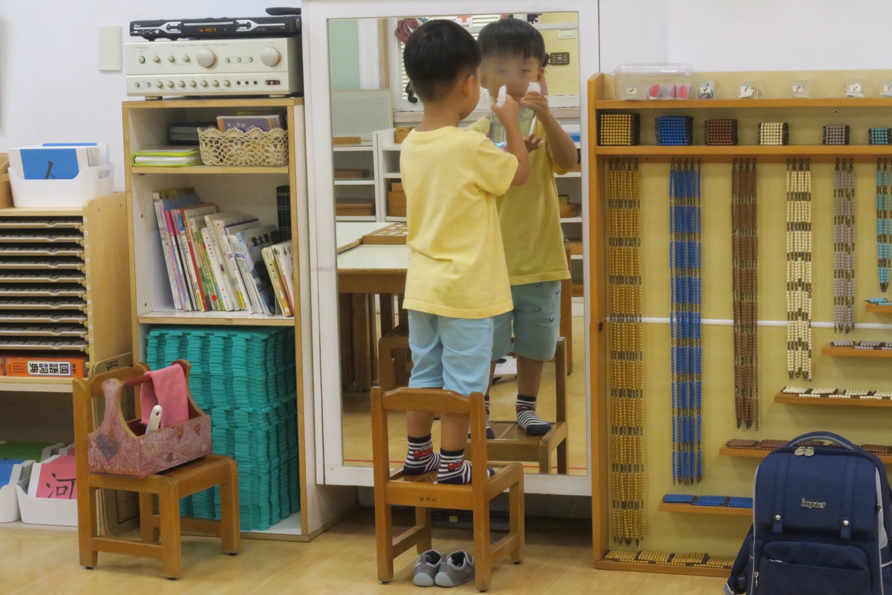 孩子透過實際操作練習整理環境與生活自理