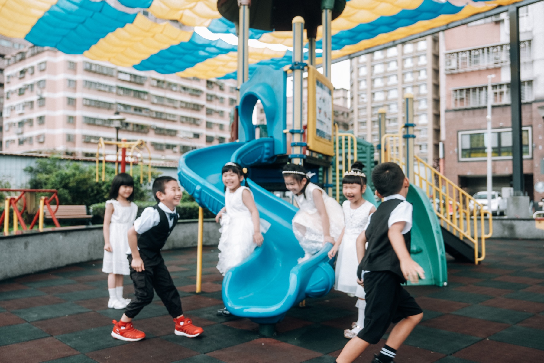 孩子們在遊戲場中一起遊玩