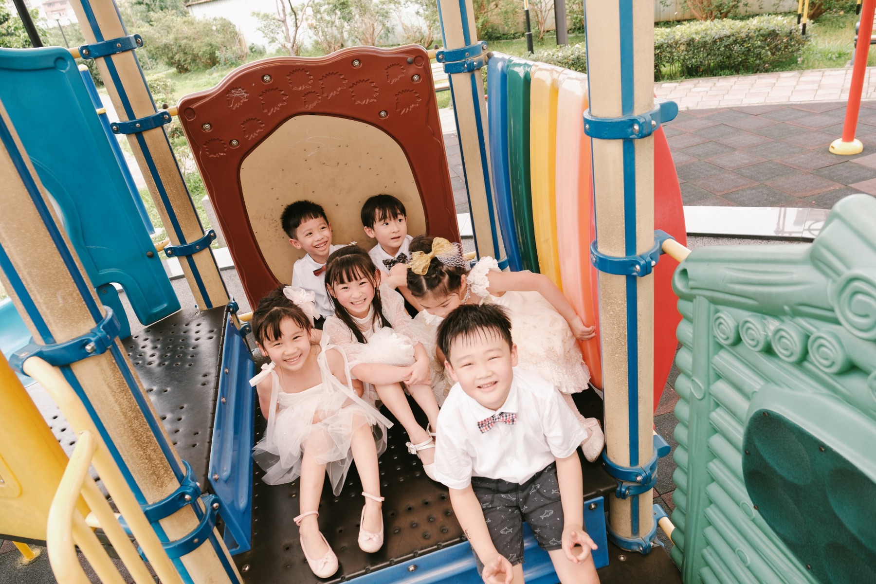 孩子們在佩思幼兒園遊戲場一起玩耍