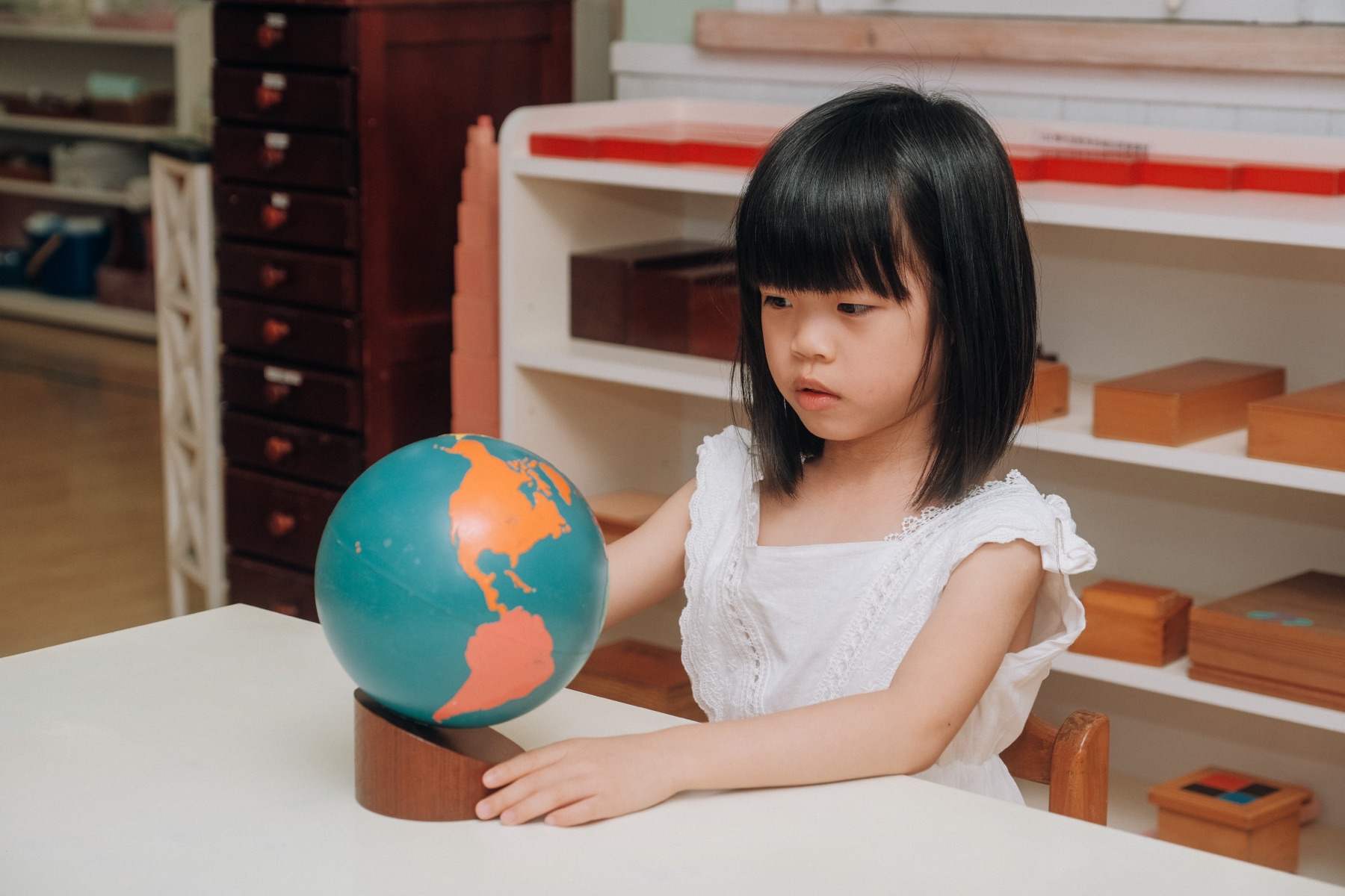 孩子透過地球儀認識世界