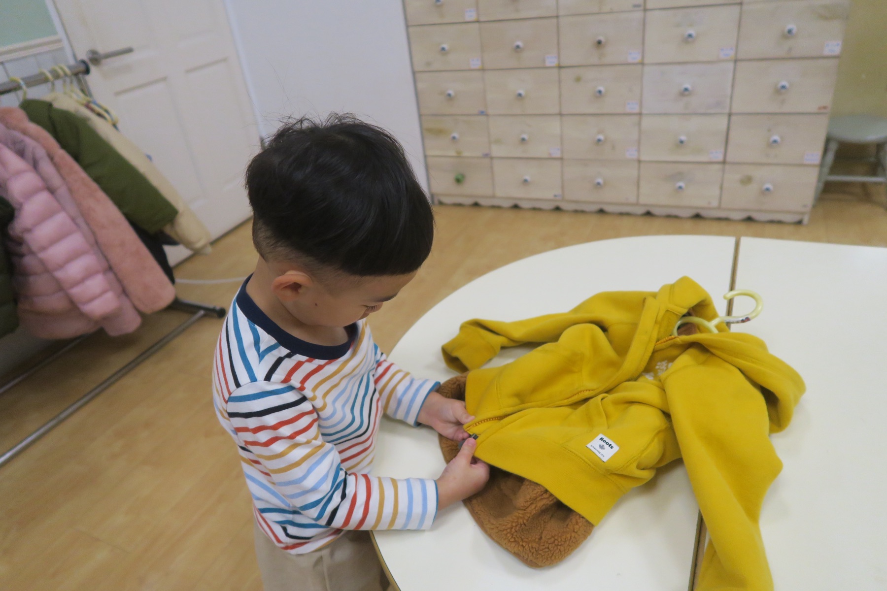 孩子透過實際操作練習整理環境與生活自理